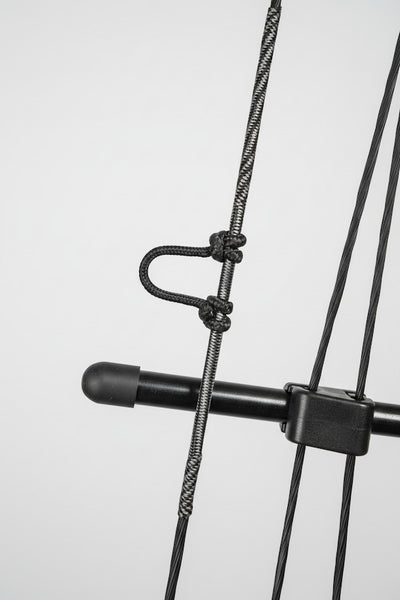 Close-up of a bow with弦和箭在白色背景上