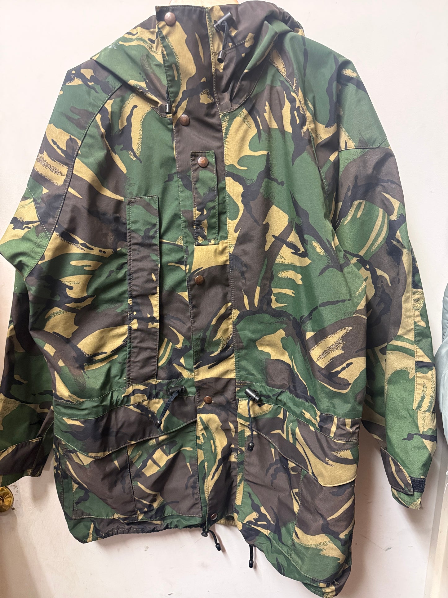 NZ army Goretex Jacket made by Kathmandu (in Excellant Condition) Large/Xtra Large
