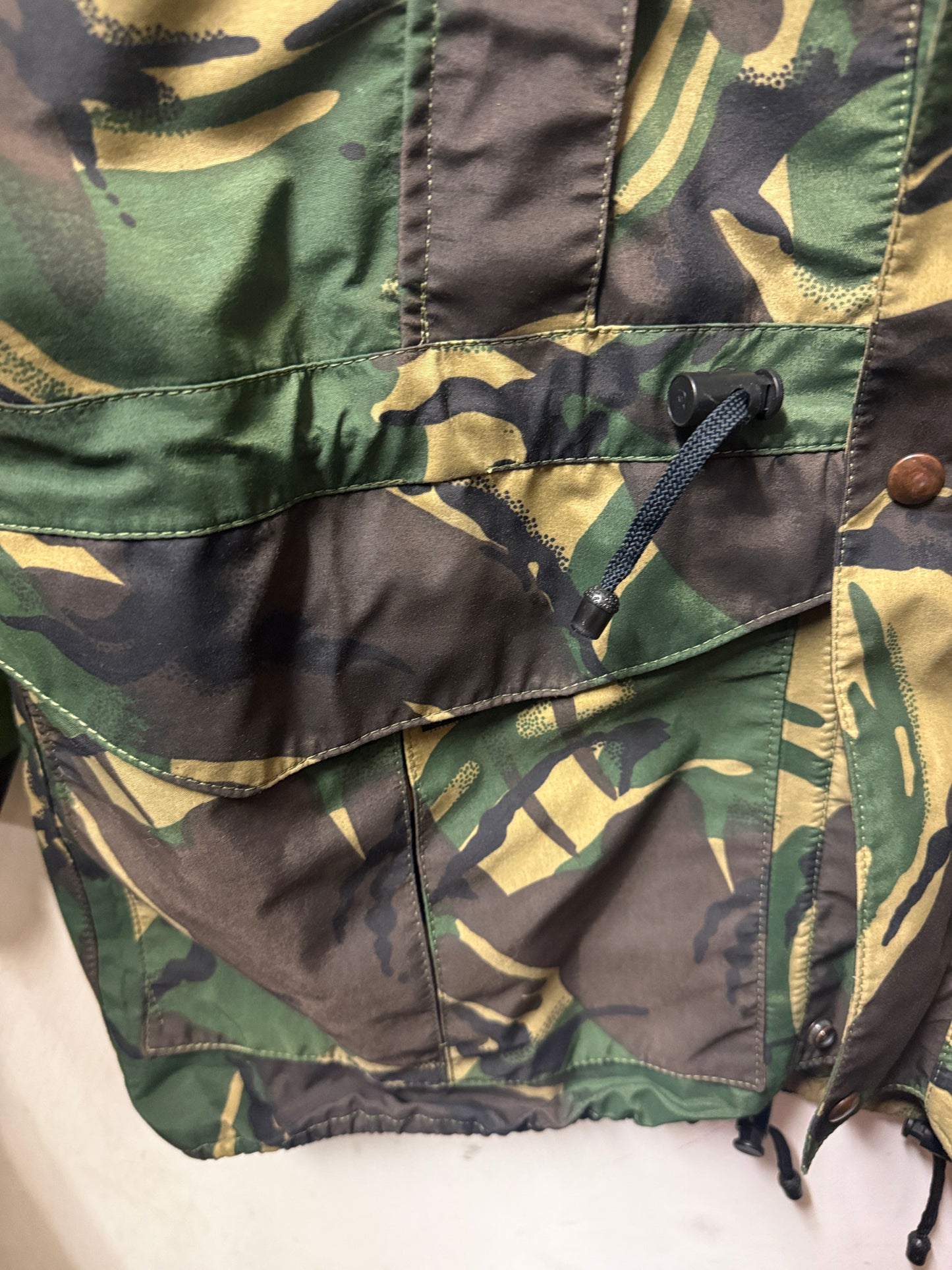 NZ army Goretex Jacket made by Kathmandu (in Excellant Condition) Large/Xtra Large