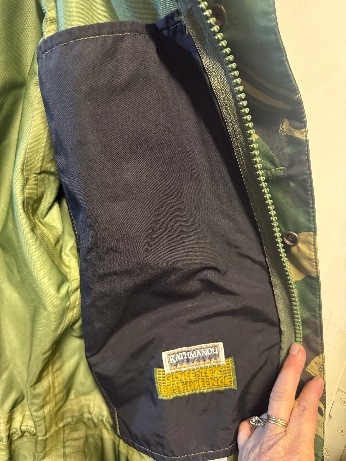 NZ army Goretex Jacket made by Kathmandu (in Excellant Condition) Large/Xtra Large
