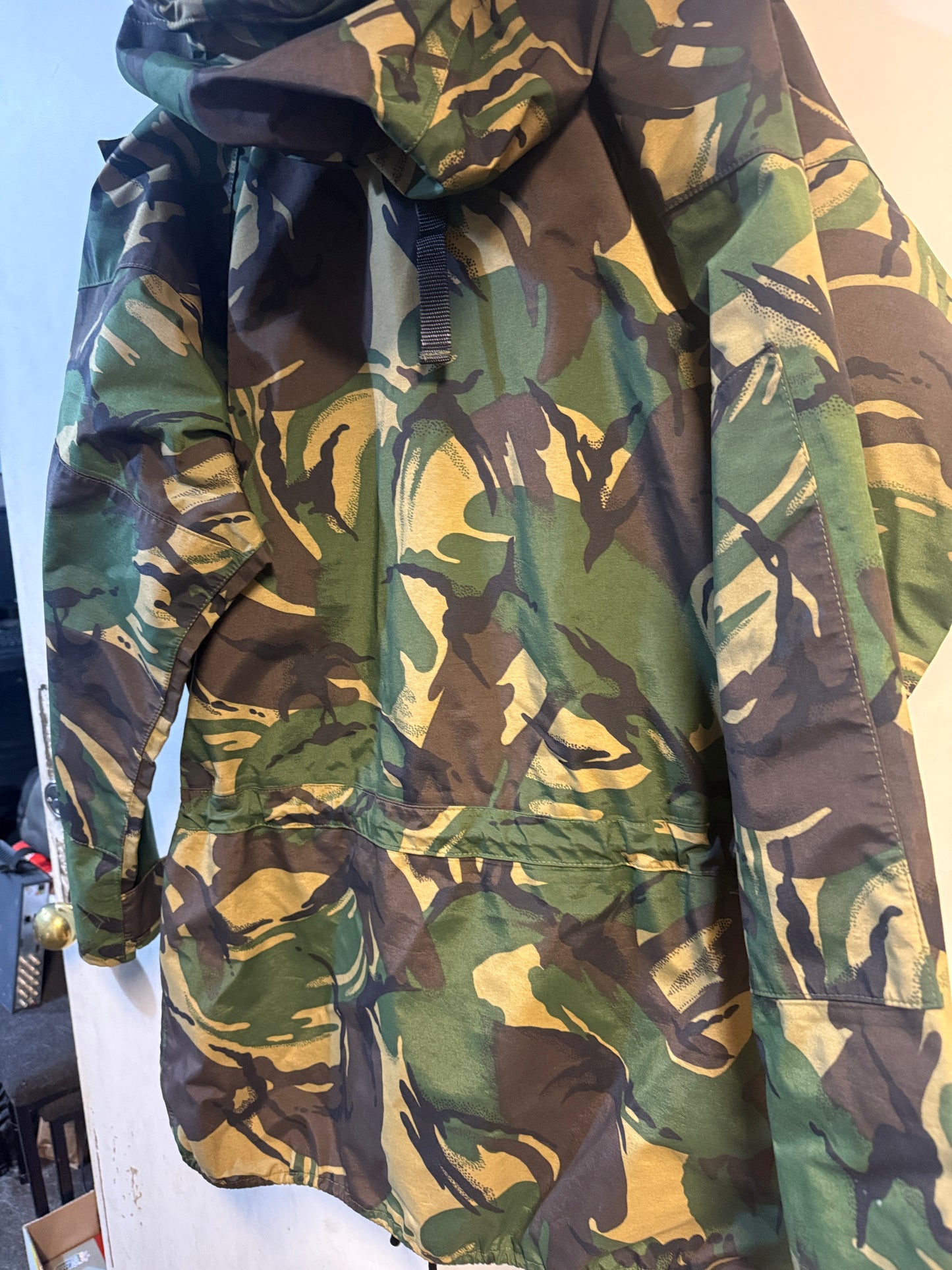 NZ army Goretex Jacket made by Kathmandu (in Excellant Condition) Large/Xtra Large
